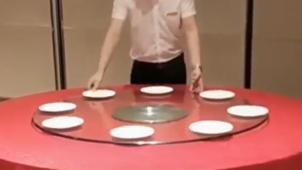 ロボットより早業　中国人給仕の見事なテーブルセッティングに脱帽 - Sputnik 日本