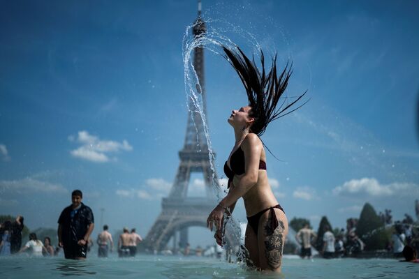 パリの噴水で泳ぐ女性 - Sputnik 日本
