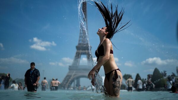 パリの噴水で泳ぐ女性 - Sputnik 日本