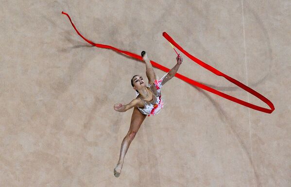 ロシアの新体操選手、ディナ・アヴェーリナがリボンで踊る。ベラルーシ・ミンスク - Sputnik 日本
