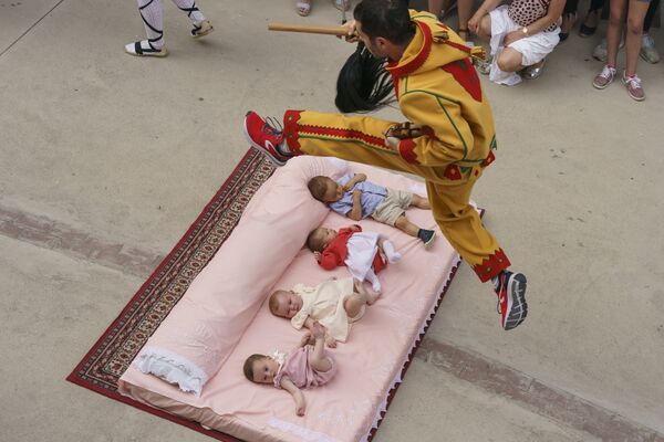 悪魔に扮した男性が赤ちゃんの上を飛び越える。スペインで毎年行われる祭「エル・コラチョ」で - Sputnik 日本