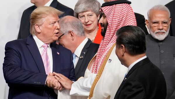 Наследный принц Саудовской Аравии Мухаммед ибн Салман Аль Сауд обменивается рукопожатием с президентом США Дональдом Трампом во время фотосессии семейных фотографий на саммите лидеров G20 в Осаке, Япония - Sputnik 日本