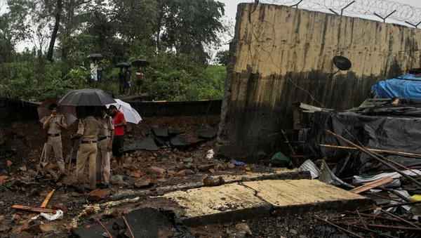 インドで記録的豪雨　ムンバイで壁が崩壊し１８人死亡