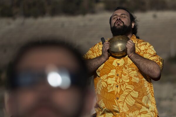 皆既日食の際に祈りを捧げる男性　チリ - Sputnik 日本