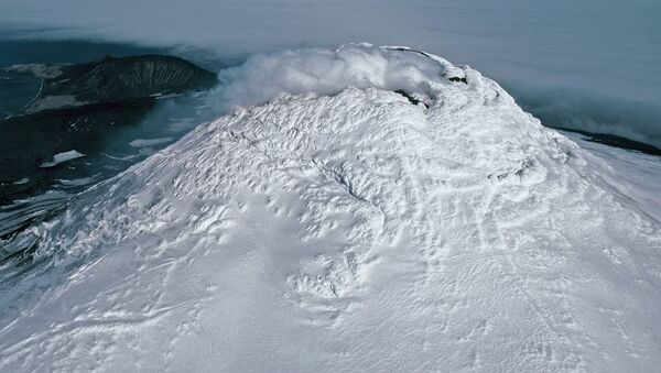 大西洋の雪の積もった島で液体溶岩の湖が見つかる - Sputnik 日本