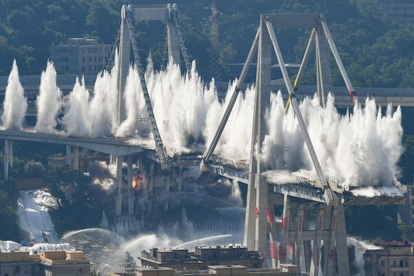 崩落したモランディ橋が爆破で解体される　イタリア、ジェノバ - Sputnik 日本