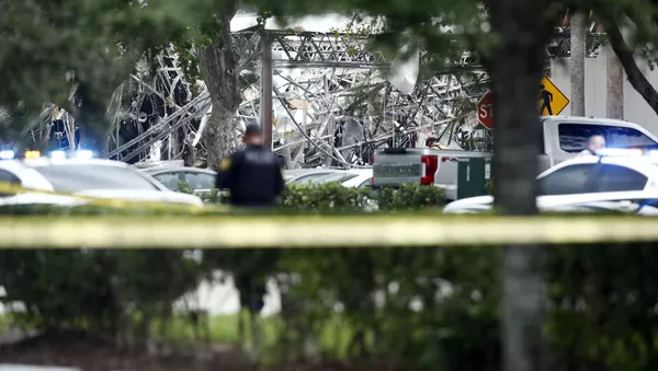 A police officer guards the area after a gas explosion at Florida shopping plaza - Sputnik 日本