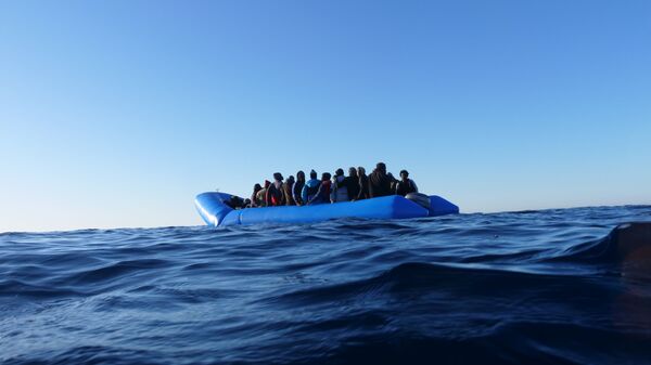 Мигранты с судна Mare Jonio у берегов Италии - Sputnik 日本