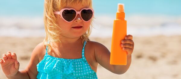 サンスクリーンを持っている女の子 - Sputnik 日本