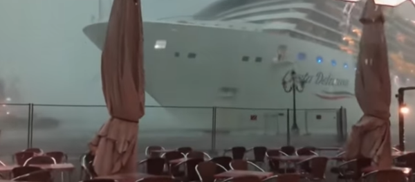 クルーズ船があわや沿岸のカフェに突入　ベネチアで嵐 - Sputnik 日本