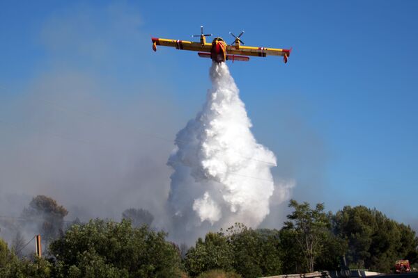 工業地帯で発生した火災のあたりに飛行機が水を散布。フランス - Sputnik 日本
