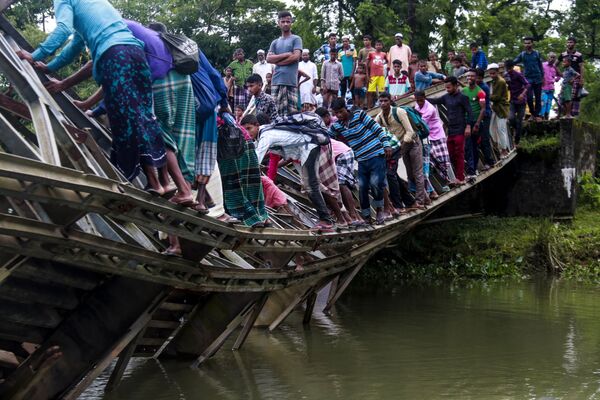 壊れた橋で川を渡る人びと。バングラデシュ - Sputnik 日本