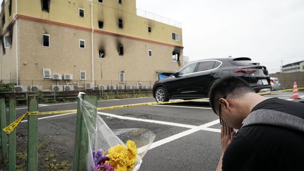 事件発生の翌日、現場付近に花を供え犠牲者のために祈る男性（2019年7月19日） - Sputnik 日本