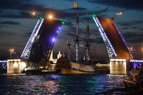 海軍パレードのリハーサルに参加するため橋を通過するフリゲート「ポルタワ」、サンクトペテルブルク - Sputnik 日本