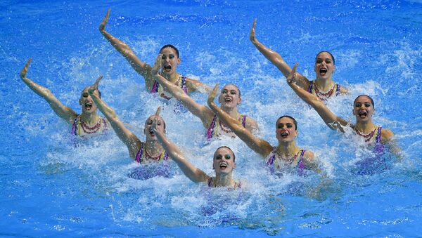 世界水泳選手権で演技するアーティスティックスイミング（旧シンクロナイズドスイミング）のロシア代 - Sputnik 日本