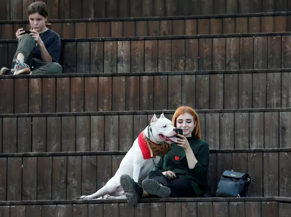 エニセイ川のほとりで犬と一緒にくつろぐ女性、ロシアのクラスノヤルスク エニセイ川のほとりで犬と一緒にくつろぐ女性、ロシアのクラスノヤルスク - Sputnik 日本