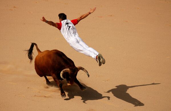 サン・フェルミン祭で牛を飛び越える闘牛士、スペイン - Sputnik 日本