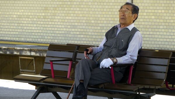 ベンチで休んでいる高齢者 - Sputnik 日本