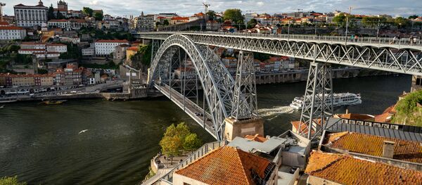 とても勇敢、それともただの愚か者? 女性旅行者が橋から全裸ダイブ ポルトガル とても勇敢、それともただの愚か者? 女性旅行者が橋から全裸ダイブ ポルトガル - Sputnik 日本