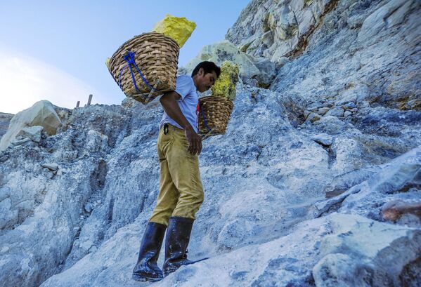 活火山イジェン山の採取場から硬化した硫黄の入ったかごを運ぶ鉱山労働者 - Sputnik 日本
