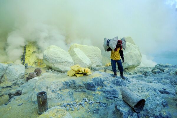 活火山イジェン山で採掘された硬化した硫黄 - Sputnik 日本