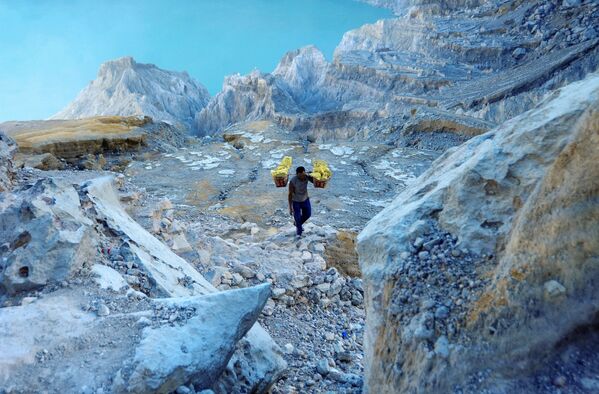 活火山イジェン山の採取場から硬化した硫黄の入ったかごを運ぶ鉱山労働者 - Sputnik 日本