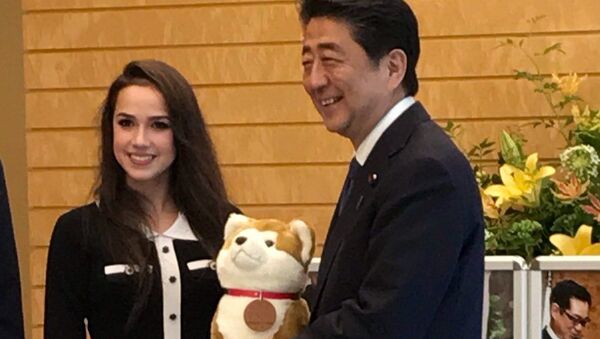 ザギトワ選手、安倍首相を表敬訪問　「マサル」のぬいぐるみをプレゼント - Sputnik 日本