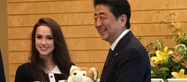 ザギトワ選手、安倍首相を表敬訪問　「マサル」のぬいぐるみをプレゼント - Sputnik 日本