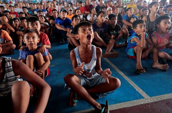 パブリックビューイングでボクシングの試合を観戦する子どもたち　フィリピン - Sputnik 日本