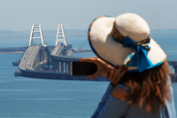 クリミア大橋を撮影する女性　ロシア - Sputnik 日本