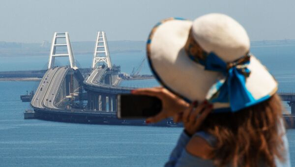 クリミア大橋を撮影する女性　ロシア - Sputnik 日本