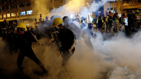 香港警察、デモ隊に催涙ガスを使用 - Sputnik 日本