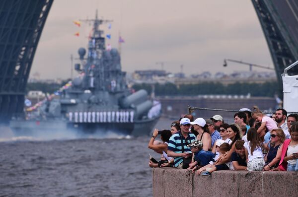 ロシア最大の海軍パレードに参加した艦船を観覧する人々　サンクトペテルブルグ - Sputnik 日本