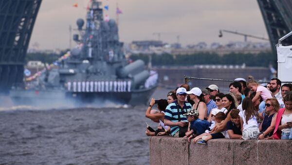 ロシア最大の海軍パレードに参加した艦船を観覧する人々　サンクトペテルブルク - Sputnik 日本