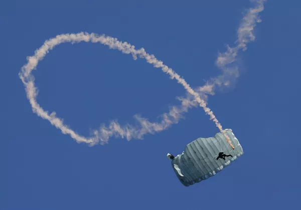 海軍の日祝典でのパラシュート降下　セヴァストポリ - Sputnik 日本