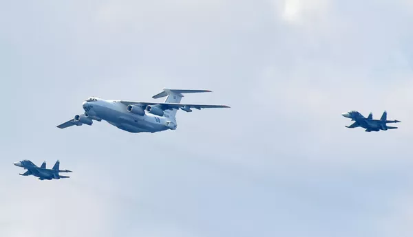 空を舞う空中給油機イリューシン７８と戦闘機スホイ３０　海軍の日記念パレード　クロンシュタット - Sputnik 日本
