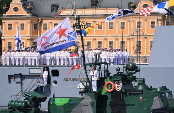 ロシア最大の海軍パレードに参加した河用砲艦1204とアドミラル・ゴルシコフ級フリゲート22350　サンクトペテルブルグ - Sputnik 日本