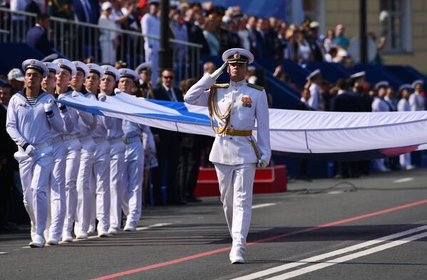 ロシア最大の海軍パレ－ドで行進する軍人たち　サンクトペテルブルク - Sputnik 日本