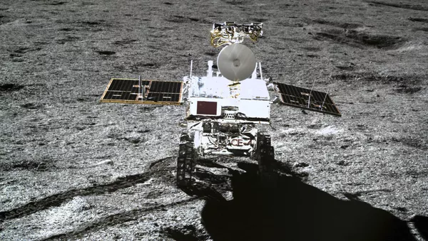 中国の月探査機、「目覚め」て作業に着手