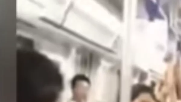 中国の地下鉄　スマホを使った痴漢　気付いた男性が被害者を救う
