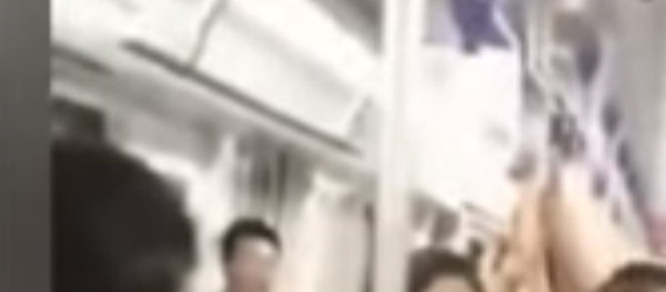 中国の地下鉄 スマホを使った痴漢 気付いた男性が被害者を救う 中国の地下鉄 スマホを使った痴漢 気付いた男性が被害者を救う - Sputnik 日本