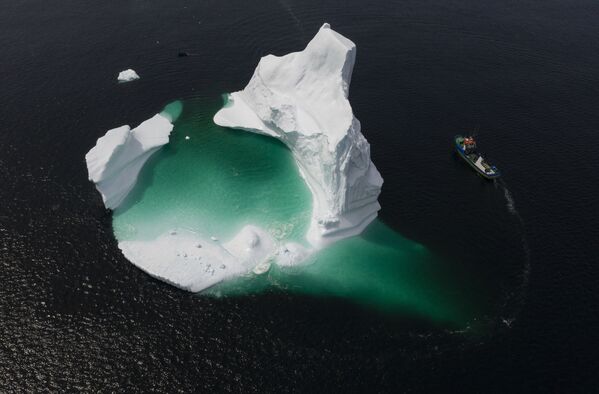 氷山に近づく漁船、 ニューファンドランド島、カナダ - Sputnik 日本