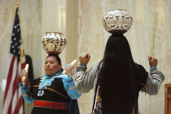 頭に陶器の壺をのせて踊る米ニューメキシコ州に住むアメリカンインディアンの一族、ズニ族 - Sputnik 日本