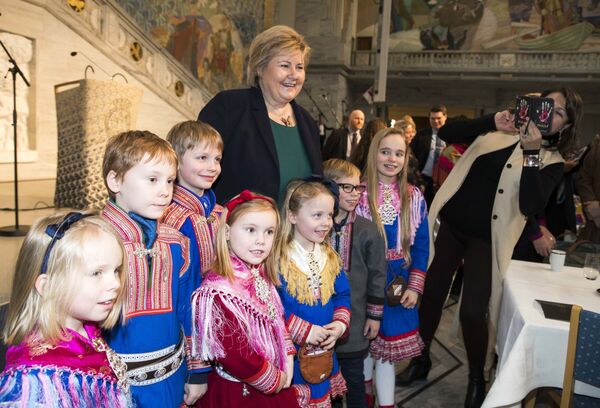サーミ族の日にサーミ族の民族衣装を着た子どもたちに囲まれる政治家 エルナ・ソルベルグ氏 - Sputnik 日本