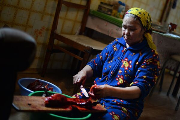 ロシアのハンティ・マンシ自治管区で食事の支度をするハンティ人の女性 - Sputnik 日本