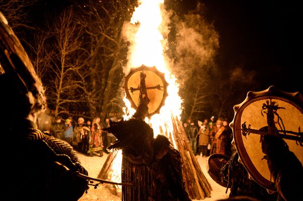 トゥバ族の旧暦の新年を祈りの儀式で迎えるシャーマンたち、トゥバ共和国  - Sputnik 日本