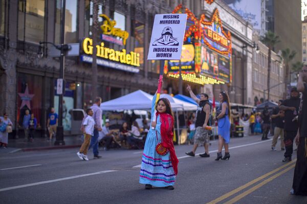先住民族の日のお祝いにハリウッド大通りでプラカードを掲げて歩く少女、米ロサンゼルス  - Sputnik 日本