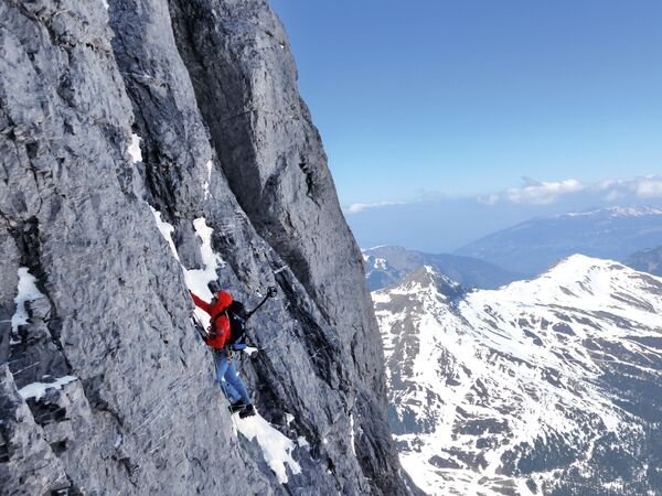 アイガーの頂上を目指す登山者。アルプス・スヴィッヅェレ山脈 - Sputnik 日本