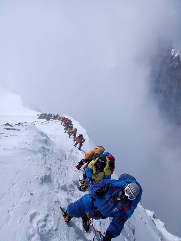 エベレストに登る登山者グループ - Sputnik 日本