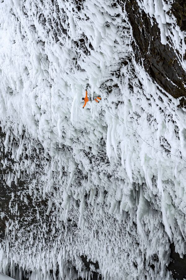 ヘルムケン滝で新ルートを開拓するスイス人のエクストリーム登山家、ダニ・アーノルドさん、カナダ・ブリティッシュコロンビア州 - Sputnik 日本